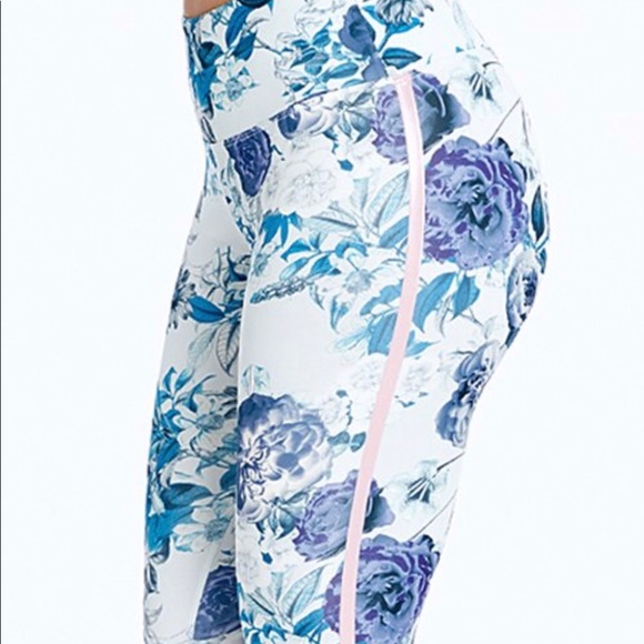 SALE: Stylish Accent High-Waist Leggings (Still in original package). - Picture 3 of 5